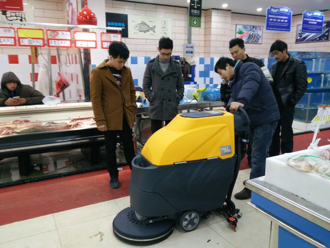 M52手推式洗地機(jī)服務(wù)于2.jpg