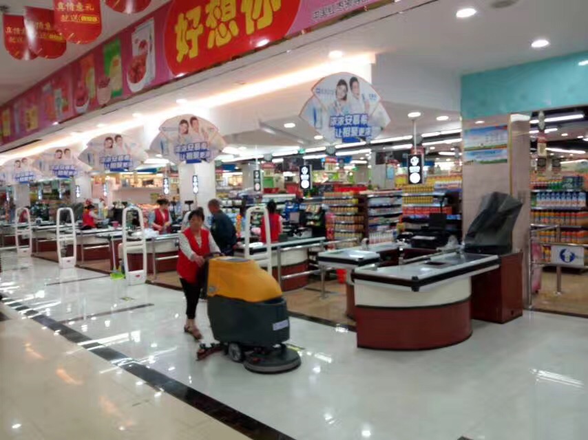 M52手推式洗地機(jī)服務(wù)于超市3.jpg