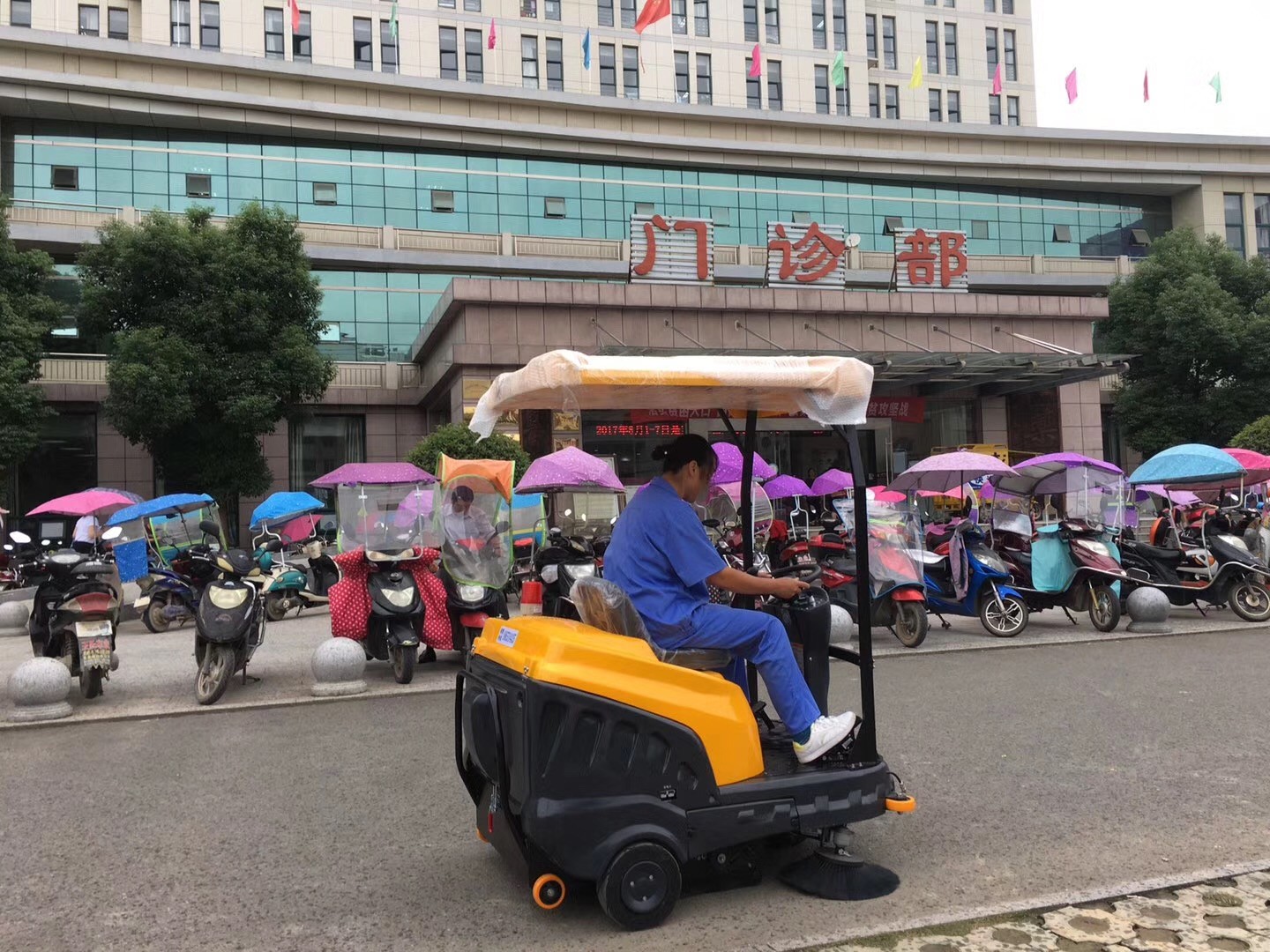 C120駕駛式掃地車服務(wù)于醫(yī)院.jpg